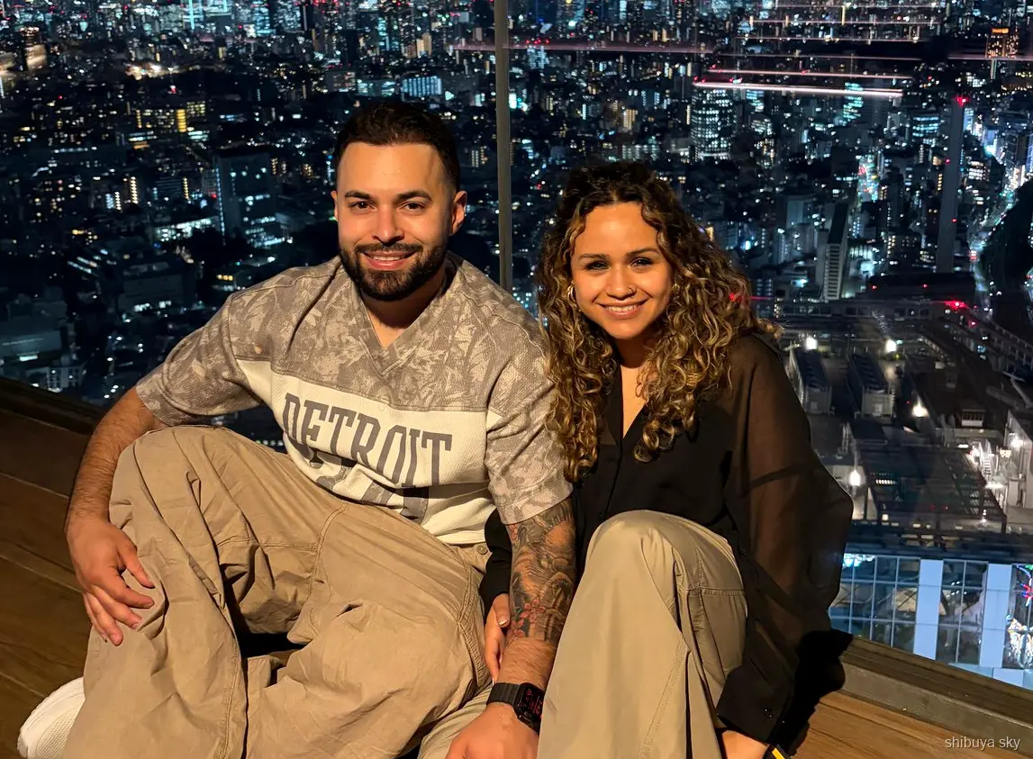 Zachód słońca widziany z Shibuya Sky z Tokyo Tower w tle