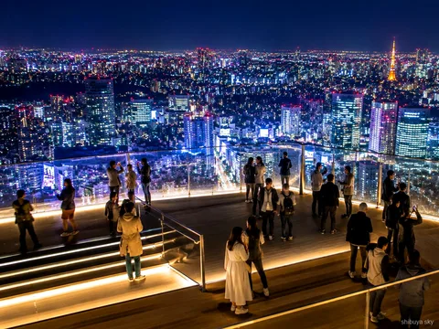 Shibuya Sky nattutsikt tur, Tokyo upplyst från utsiktsplattformen