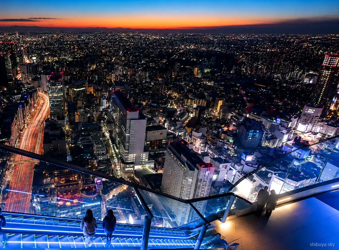 Shibuya Sky solnedgångspromenad, Tokyos skyline i skymningen