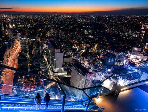 Shibuya Sky solnedgangstur, byens skyline i tusmørket
