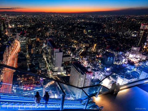 Tour a piedi Shibuya Sky al tramonto, skyline della città al crepuscolo