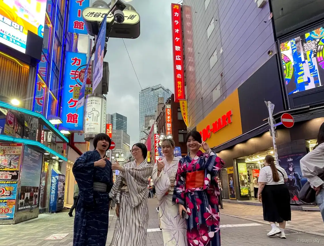 Tour en yukata Shibuya Sky, vista nocturna desde el mirador