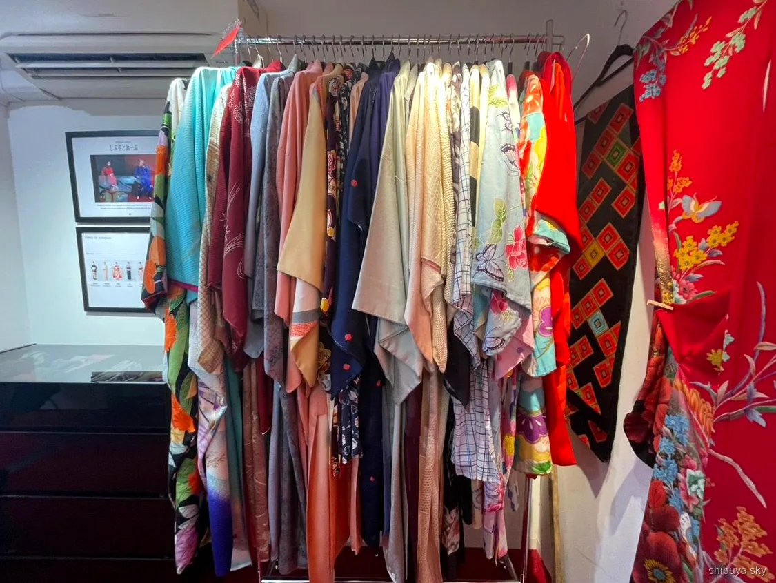 Visite de nuit en yukata à Shibuya Sky, soirée dans un bar de rue